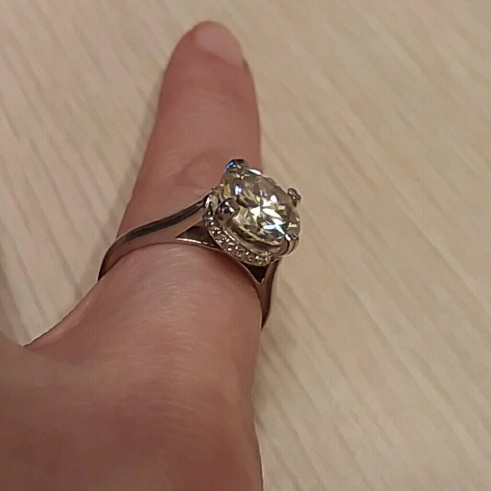 4 CARAT MOISSANITE RING - Picture 4 of 8